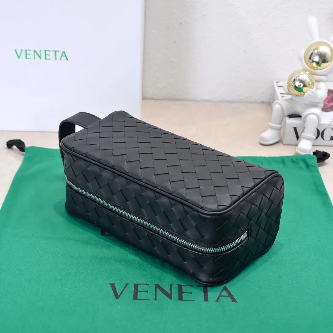 Batch 1280 BOTTEGA VENETA 2024 new INTRECCIATO classic toiletry bag, the choice of discerning people. The low-key luxury quality is the interpretation of its brand. If you like low-key BV, it is the first choice~~ Style number: 7799 Size: 26*13*10cm
